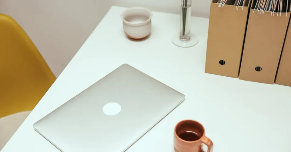 A picture symbolizing project organization with PARA with a PC and a cup of coffee on the table